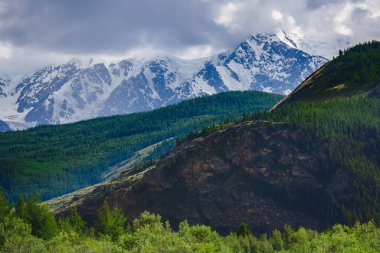 Rusya, Altai Krai 'nin Kuray bozkırında etkileyici bir dağ sırası.
