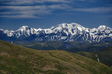 Rusya 'nın Altai Cumhuriyeti' nin Ulagansky Bölgesi 'nde dağın tepesinden dağ sırasına muhteşem bir manzara.