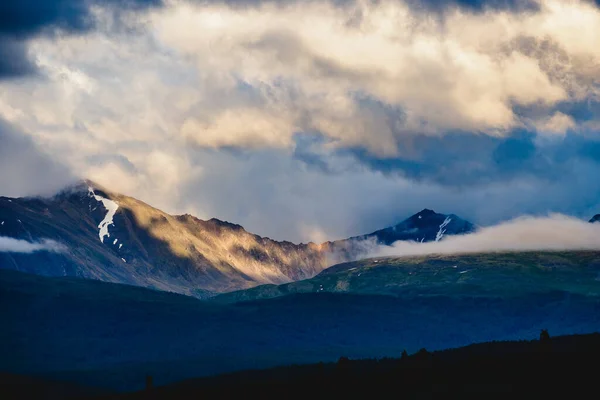 Spectaculair Uitzicht Een Bergketen Wolken Ulagansky District Van Altai Republiek — Stockfoto