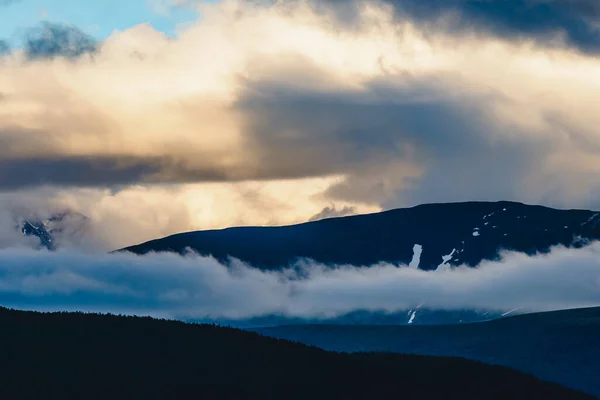 Vista Espetacular Uma Cordilheira Nas Nuvens Distrito Ulagansky República Altai — Fotografia de Stock