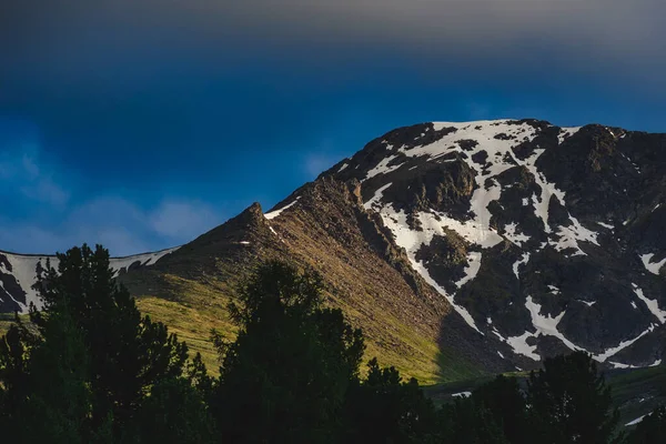 Imponerande Bergskedja Vid Solnedgången Distriktet Ulagansky Altai Republiken Ryssland — Stockfoto