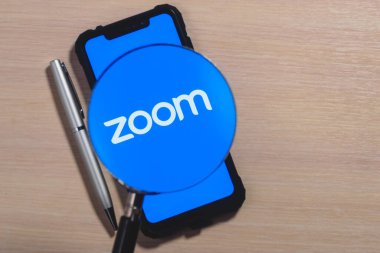 Kazan, Rusya - 1 Mayıs 2020: Ekran akıllı telefonundaki zoom uygulaması logosu. Zoom Video Communications uzak konferans hizmetleri sunan bir şirkettir..