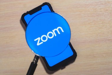Ekran akıllı telefonundaki uygulama logosunu yakınlaştır. Zoom Video Communications uzak konferans hizmetleri sunan bir şirkettir..