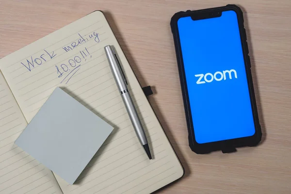 Zooma App Logotypen Skärmen Smartphone Zoom Video Communications Ett Företag — Stockfoto