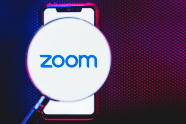Ekran akıllı telefonundaki uygulama logosunu yakınlaştır. Zoom Video Communications uzak konferans hizmetleri sunan bir şirkettir..