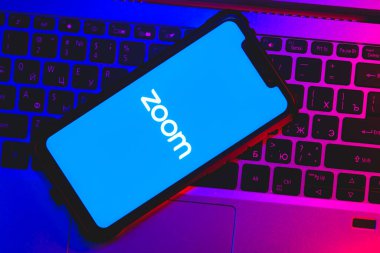 Ekran akıllı telefonundaki uygulama logosunu yakınlaştır. Zoom Video Communications uzak konferans hizmetleri sunan bir şirkettir..