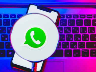 Ekran akıllı telefonunda Whatsapp logosu var. Yakın plan. WhatsApp, cep telefonları ve bilgisayarlar için ücretsiz mesaj ve arama uygulaması. Akıllı telefon dizüstü bilgisayarda..