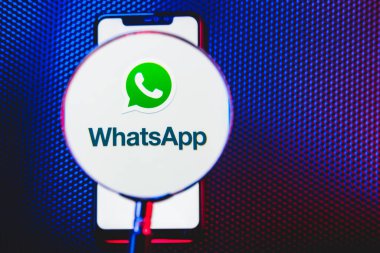Ekran akıllı telefonunda Whatsapp logosu var. Yakın plan. WhatsApp cep telefonları ve bilgisayarlar için ücretsiz mesaj ve arama uygulaması.