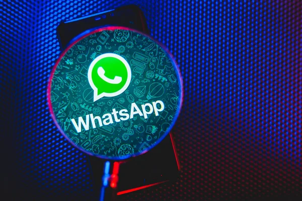 Smartphone Whatsapp 로고가 Whatsapp 무료로 메시지를 보내고 전화와 컴퓨터용 호출하는 — 스톡 사진