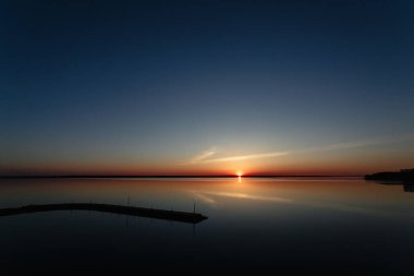 Güneşin güzel nehir manzarası, berrak gökyüzü ve sessizlik, durgun, huzurlu su