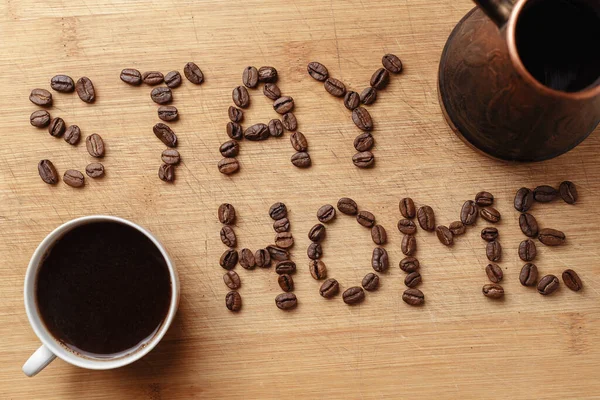 Hasło Stay Home Jako Napis Wyłożony Pieczonymi Ziarnami Kawy Ciepłej — Zdjęcie stockowe