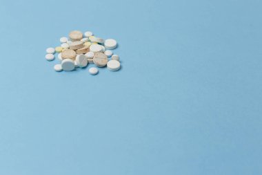 Çeşitli tabletlerin yan görüntüsü açık mavi bir yüzey oluşturur