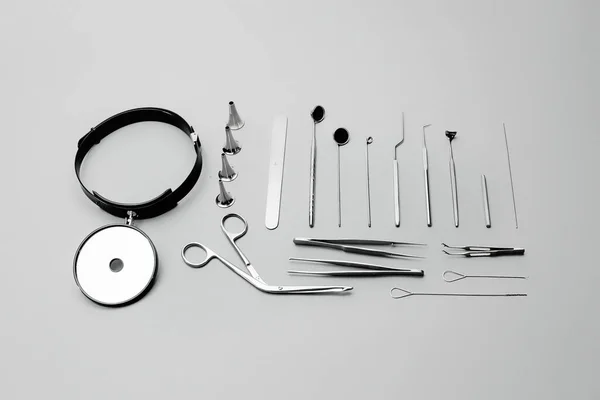 Vista de cerca de un conjunto de herramientas médicas colocadas sobre un fondo gris —  Fotos de Stock