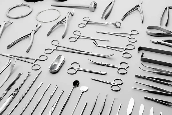 Instrumentos médicos de primer plano, dispuestos sobre un fondo gris —  Fotos de Stock