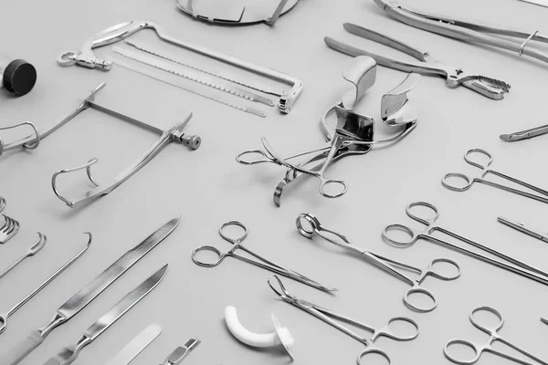Primer plano de los instrumentos médicos utilizados para operaciones quirúrgicas, un fondo gris —  Fotos de Stock