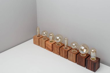 Çeşitli ahşap tabanlar üzerinde eski moda steampunk tarzı lambalar.