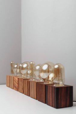 Çeşitli ahşap tabanlar üzerinde eski moda steampunk tarzı lambalar.