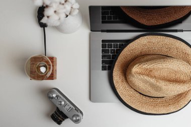 Eski moda kamera, antika lamba, yaz şapkası ve dizüstü bilgisayar.