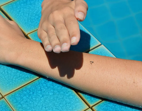 Slapping mosquito at the pool — Stock Photo, Image