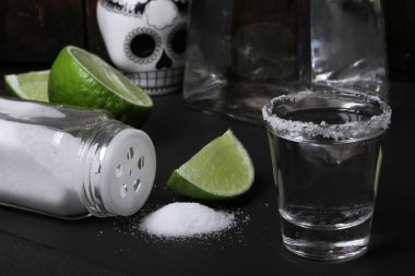 Tuzlu ve limonlu tekila.