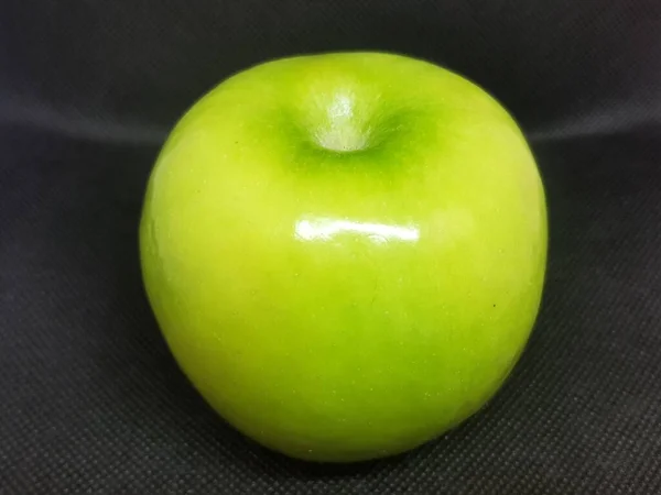 Une Pomme Verte Sur Fond Noir — Photo