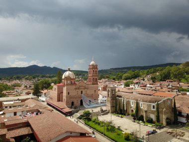 Jalisco eyaletinin Tapalpa kasabasındaki ana meydanın hava görüntüsü