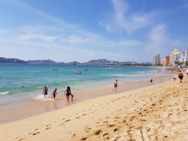 Acapulco, Pasifik Okyanusu, Meksika 'daki dağlar, oteller, insanlar ve plajlar, dalgalar