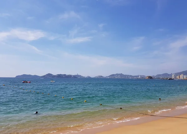 Olas Playa Acapulco Océano Pacífico Algunas Nubes América Del Norte — Foto de Stock