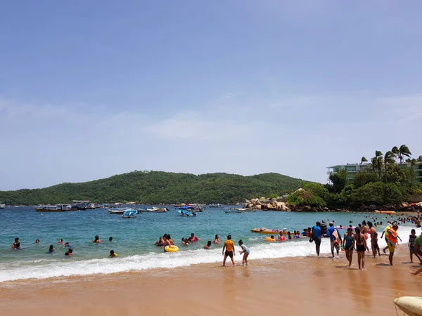 Personas Caminando Día Soleado Playa Caleta Acapulco México — Foto de Stock