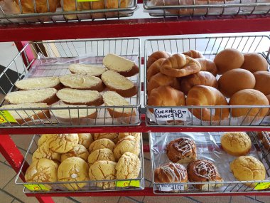 Pastanedeki panettone raflarını görmek, lezzetli bir tatlı almak...