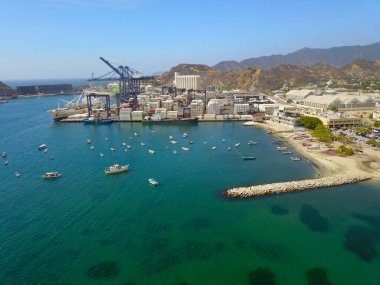 Santa Marta Limanı 'nın havadan görünüşü, çeşitli konteynırlar, mavi deniz ve gemiler.