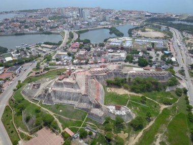 San Felipe Kalesi 'nin havadan görünüşü ve Kolombiya, Cartagena' nın merkezi.