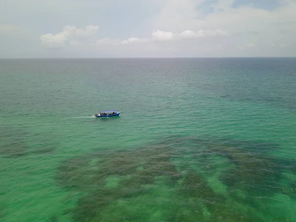 Barco Cruzando Praia Branca Cartagena Ilha Baru Colômbia — Fotografia de Stock