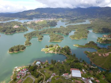 Guatape rezervuarının havadan görünüşü, Antoquia Kolombiya 'daki bir barajın parçası.