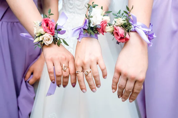 Matrimonio Mani Della Sposa Con Braccialetto Fiori — Foto Stock