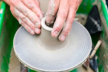 İki erkek eli bir sürahi kil yapar. El işi, hobi.