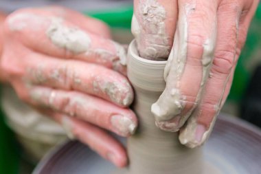 İki erkek eli bir sürahi kil yapar. El işi, hobi.