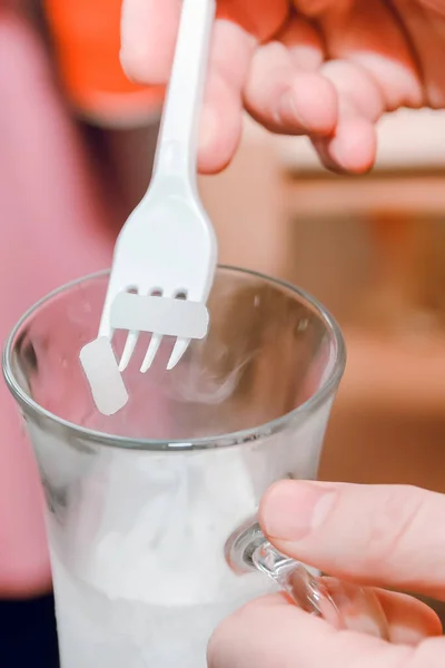 Trockeneis Und Ein Rotes Glas Mit Einer Plastikgabel Ein Experiment — Stockfoto