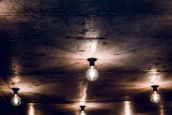 Una Lámpara Eléctrica Brilla Sobre Fondo Marrón Techo —  Fotos de Stock