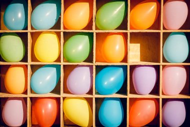 Tepside iki el ve sigara ve sarı arka plan. Laboratuar okulu deneyi.