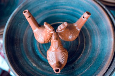 Çocuklar için seramik oyuncak düdüğü. El yapımı. Bir horoz şeklinde hem de. El işi, hobiler, el sanatları..