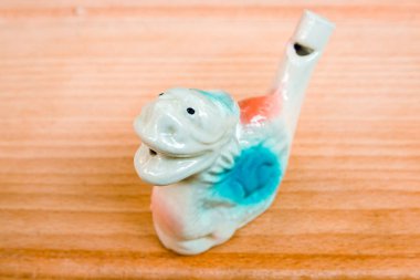 Çocuklar için seramik oyuncak düdüğü. Ejderha. El yapımı. El işi, hobiler, el sanatları..