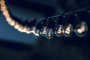 Koyu arkaplanda parlayan ampuller.