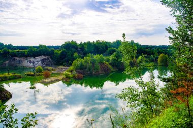 Mavi suyu olan büyük bazalt gölü. Bazalt sütunlar. Ukrayna. Mavi gökyüzünün arka planında.