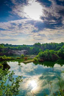 Göl mavi gökyüzünün yansımasıyla.