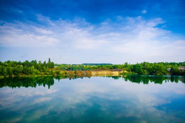 Mavi bazalt gölü. Manzara. Ukrayna. Mavi gökyüzünün arka planında.