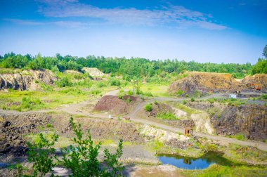 Bazalt taşının çıkarılması için taş ocağı. Ukrayna. Mavi gökyüzünün arka planında.