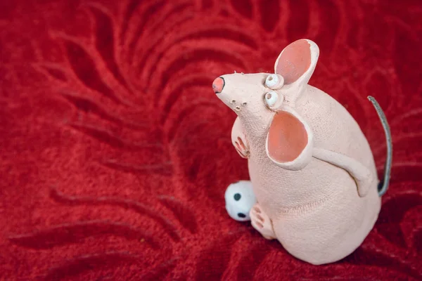 Tikus Dengan Bola Keramik Mainan Anak Anak Buatan Tangan Handwork — Stok Foto