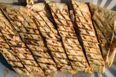 Lavaş, ateşte pişmiş ekmek. Hobi olarak yemek pişirmek. Profesyonel aşçılık..