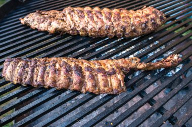Yanan et, dana eti, domuz eti, ızgarada kuzu barbeküsü. Hobi olarak yemek pişirmek. Profesyonel aşçılık..